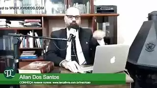 رجل أصلع يفتح سرواله ليعرض عضوه الكبير لفتاة ممتلئة