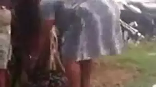 نيك في الزقاق: قضيب كبير يضرب فرج إيبوني في العلن