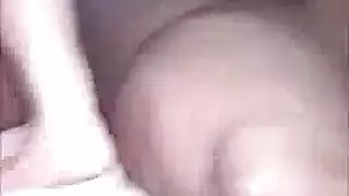 زوجة عاهرة تستمتع بجنس حلق بقضيب وحشي