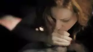 عاهرة شابة مغرية ترضي رجل في لقاء إباحي