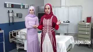 أم عربية مثيرة تأخذ الحقنة الكبيرة من الطبيب