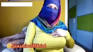 عرض كاميرا عربية مسلمة: محجبة ذات أثداء ضخمة تُمارس الجنس الجماعي