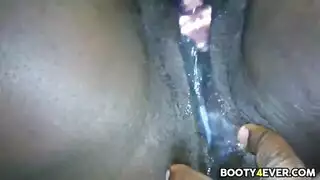 إلهة سمراء فاتنة: مضاجعة بالثدي وجنس فموي مبلل