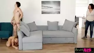 استراحة الغداء تتحول إلى جنس ثلاثي مع زوجة الأب وصديقتها