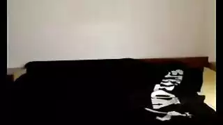 سمراء مراهقة مثيرة في جوارب سوداء تتعرى من أجل مشهد جنسي صريح